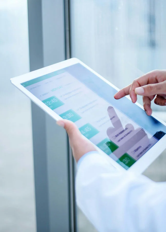 Digitale Datenströme und Dokumente mit KI-Symbol – Darstellung der Validierung von KI-Systemen gemäß EU AI Act und GAMP® AI Guide in regulierten Umgebungen.