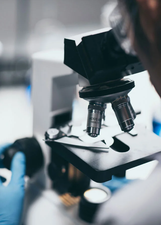 Laborarbeit mit digitaler Datenerfassung als Beispiel für Lab-IT Validierung und GxP-Compliance.